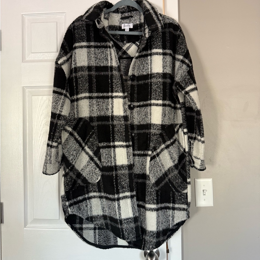 Evereve Plaid Black White Fleece Shacket Long Coat Fall Autumn
